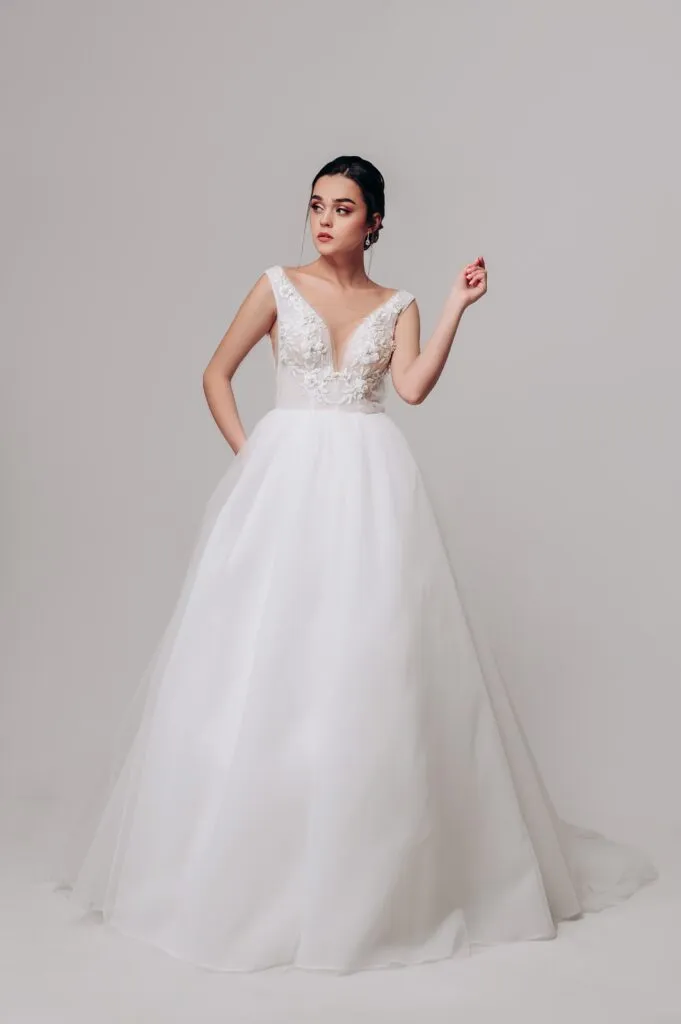 ---Dress for a modern bride, feminine, elegant and precious creation made in organza, with a deep V-neckline--