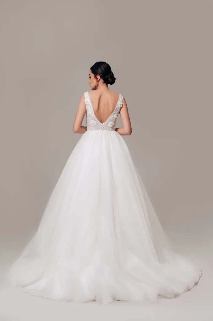 ---Dress for a modern bride, feminine, elegant and precious creation made in organza, with a deep V-neckline--