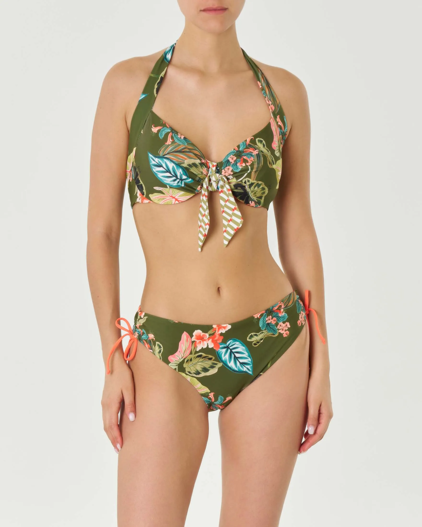 Bikini verde militare a fantasia tropicale con reggiseno con ferretto e nodo frontale e slip classico