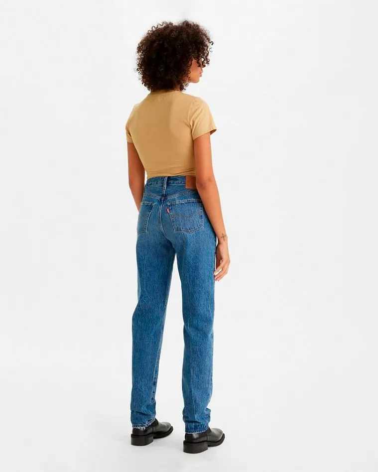 Jeans modello 501 a gamba dritta in puro cotone lavaggio medio con schiariture e baffature