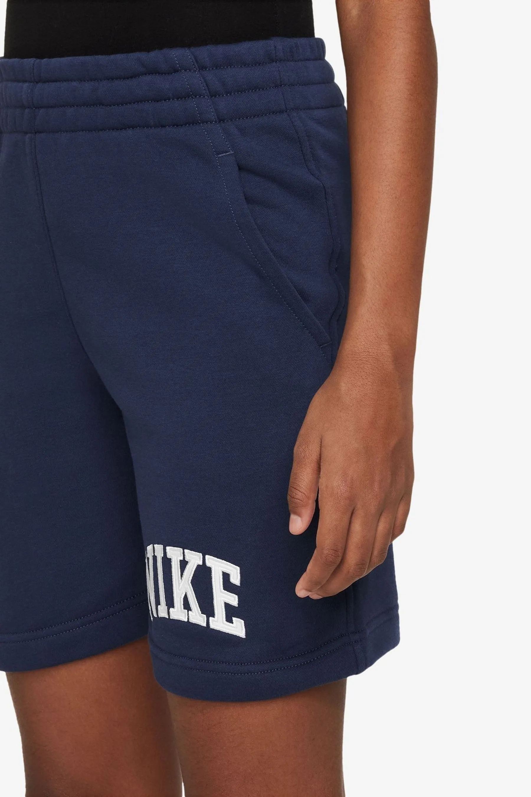 Nike Club - Shorts in spugna con logo stile college    